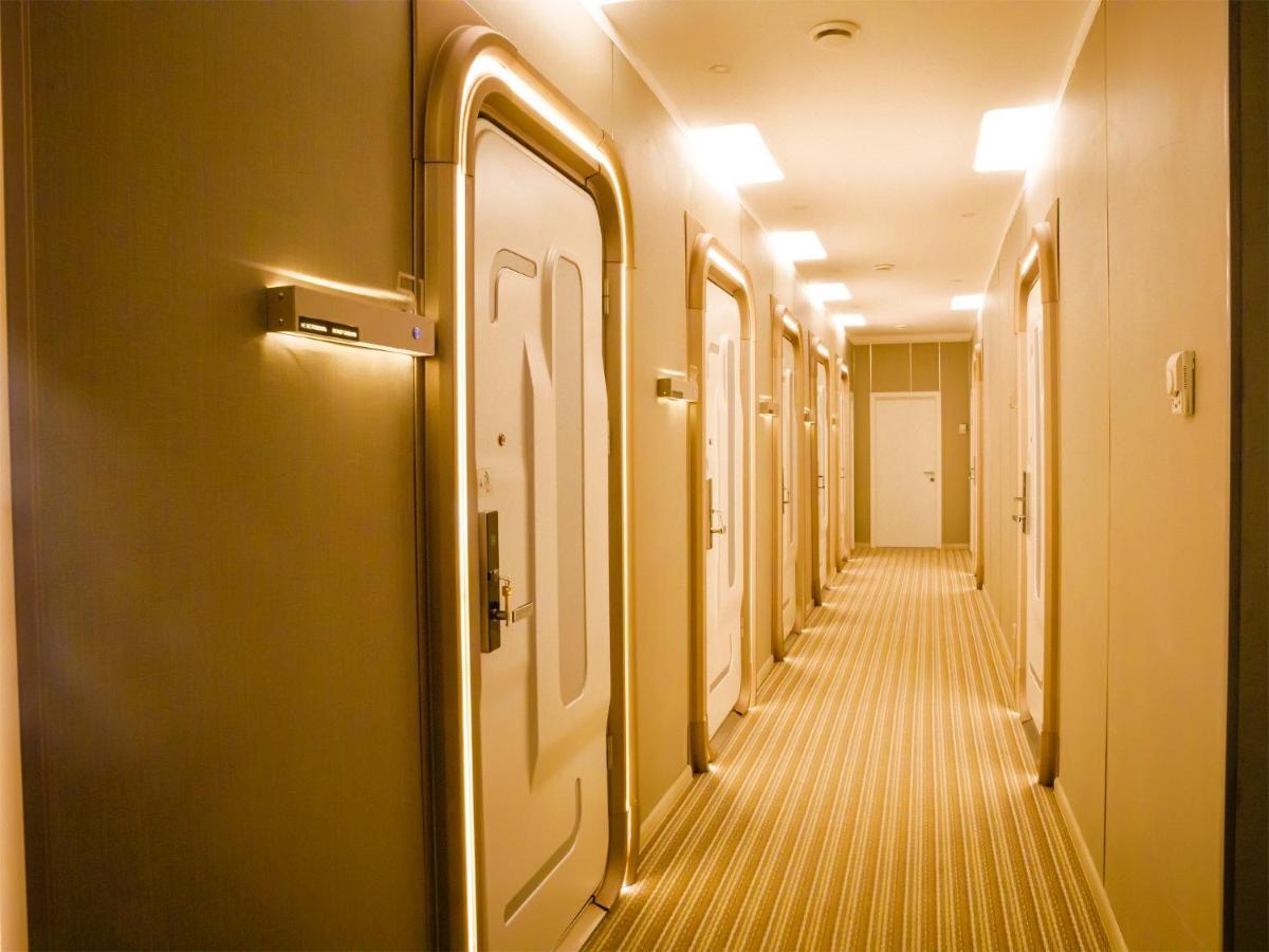 Capsule hotel Caps Lock Future *