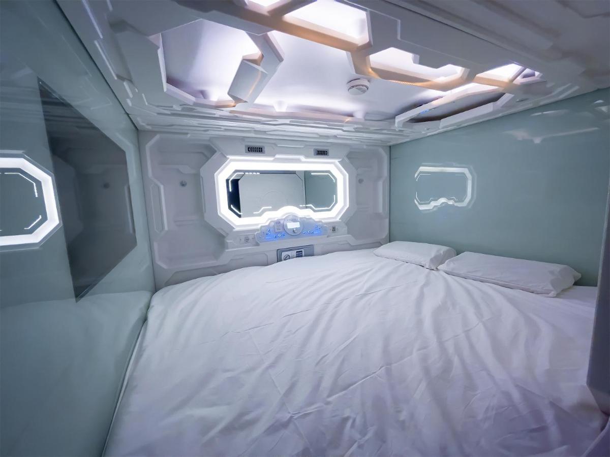 Caps Lock Future Capsule hotel *