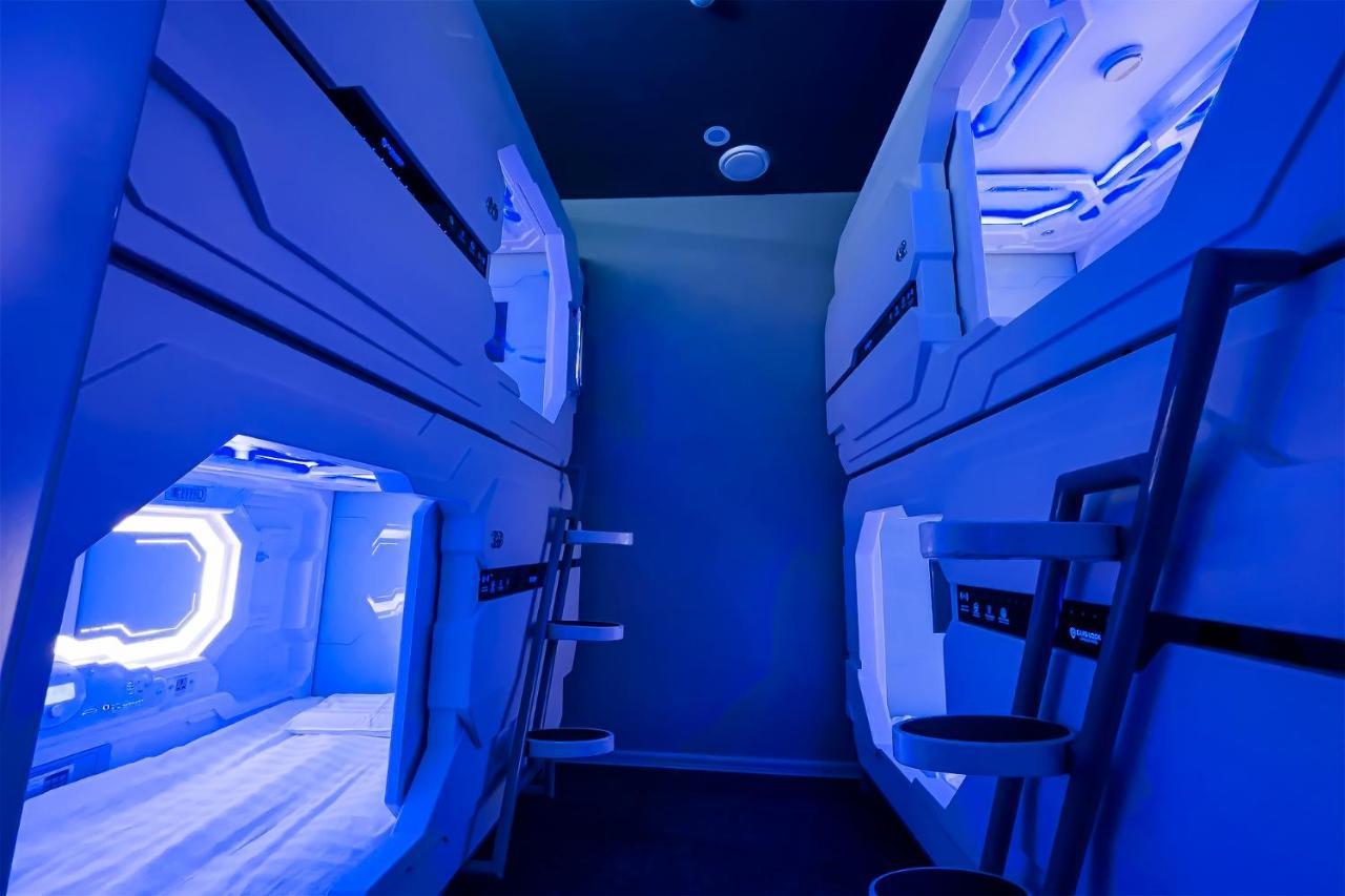 Caps Lock Future Capsule hotel *