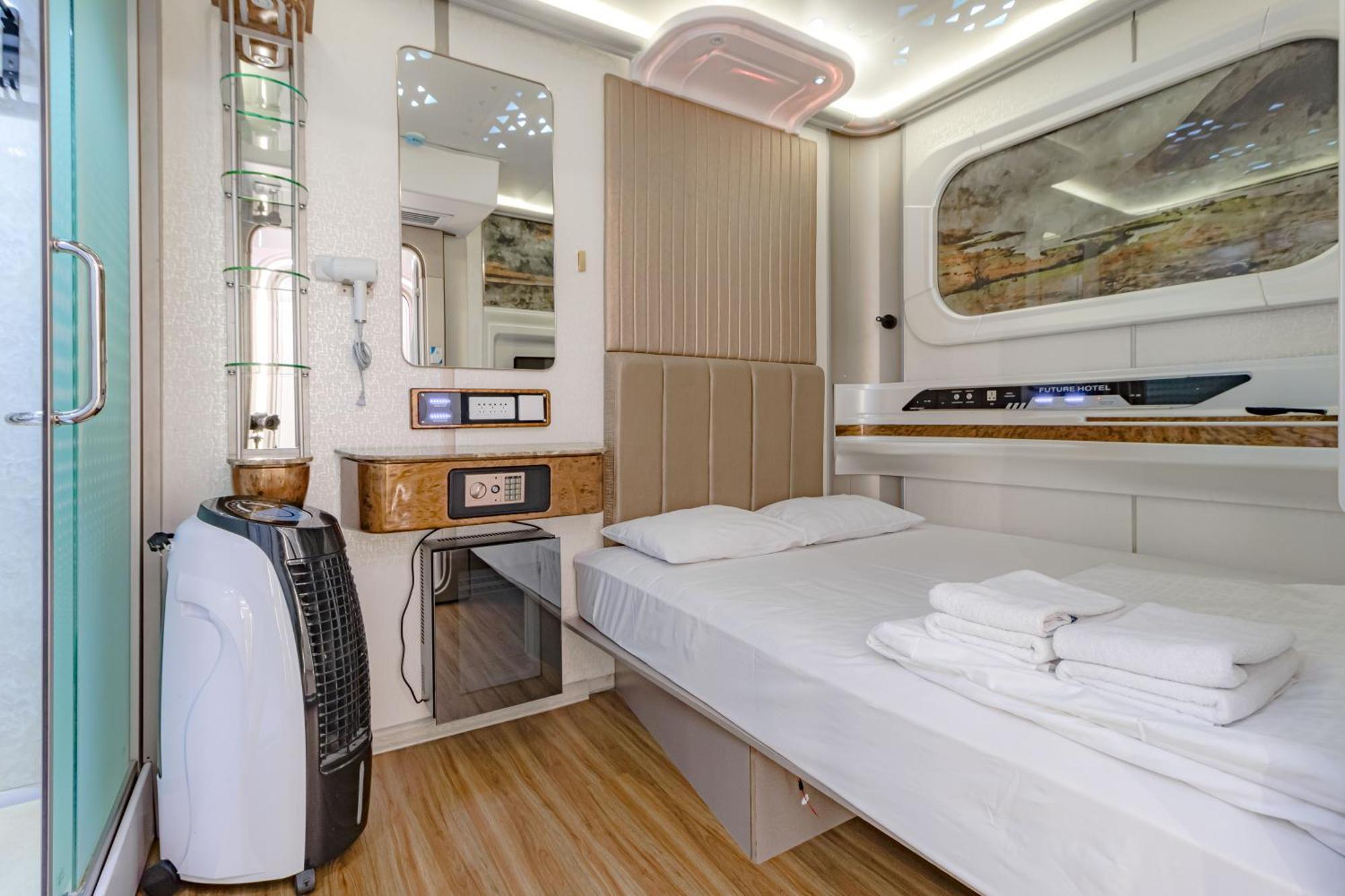 Caps Lock Future Capsule hotel *