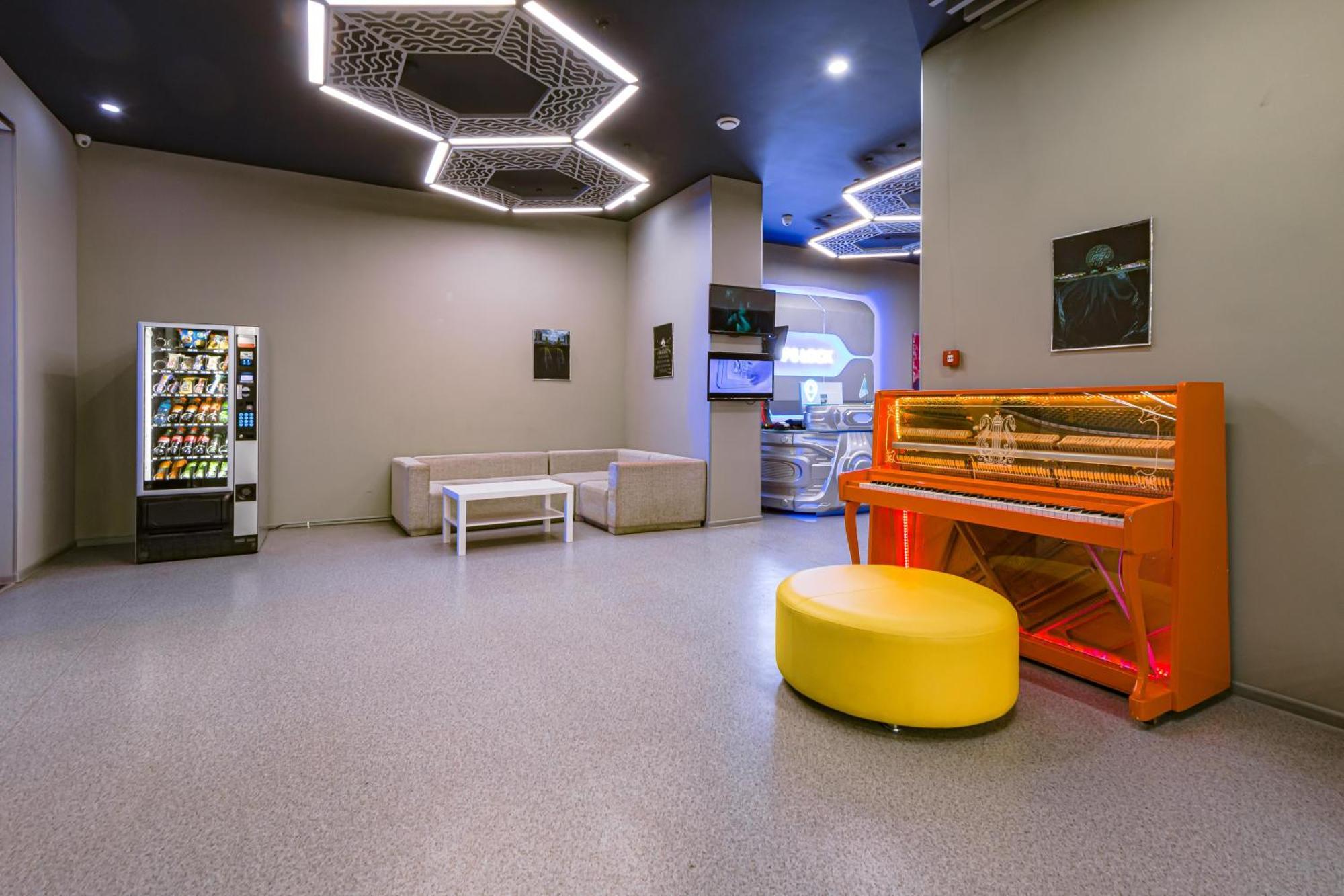Caps Lock Future Capsule hotel *