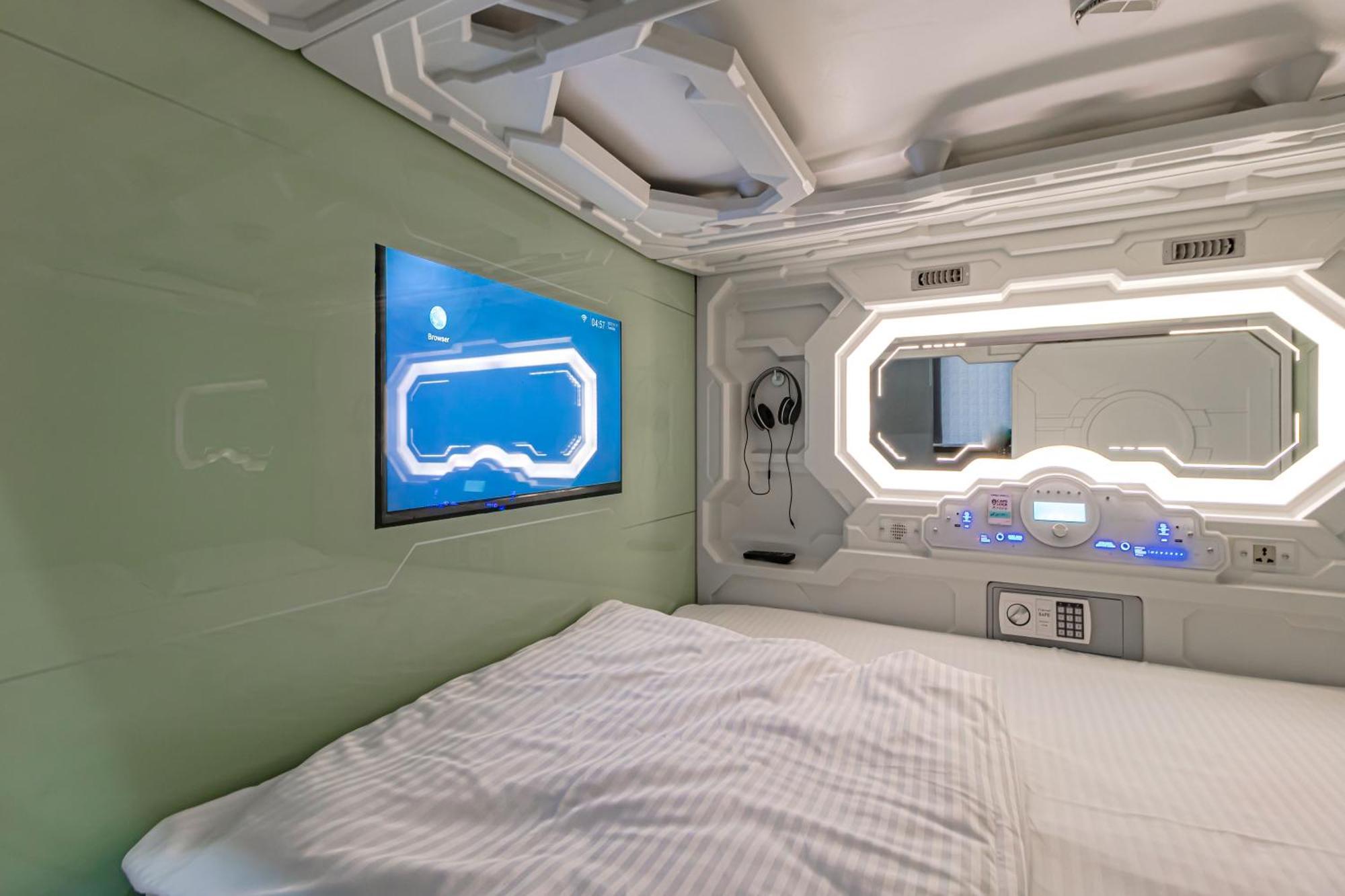 Capsule hotel Caps Lock Future *